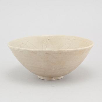 A olive green glazed bowl, Yuan/Ming dynasty.