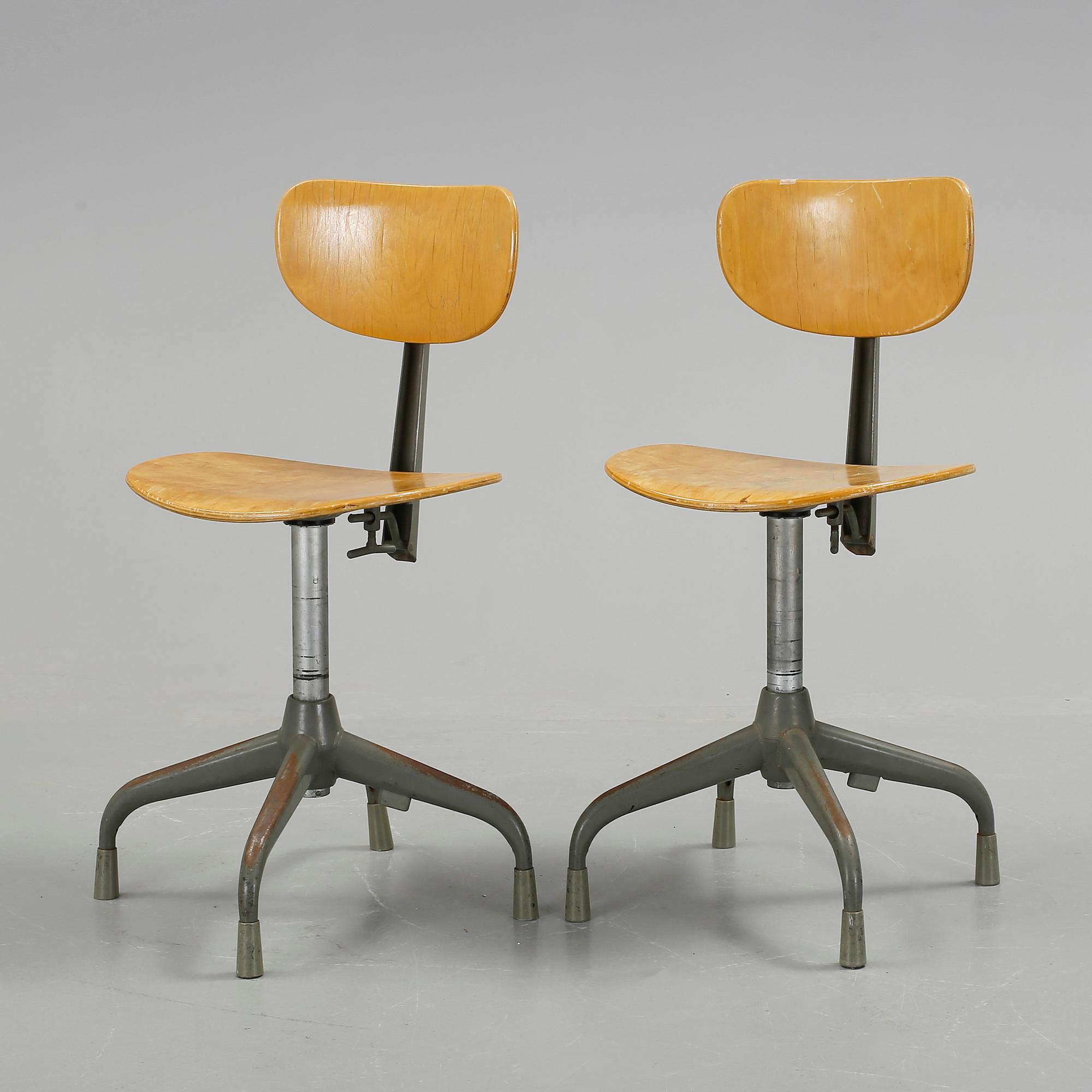 SKRIVBORDSTOLAR, 2 st, industrimodell, Lindqvist verkstads AB,  1900-talets mitt.