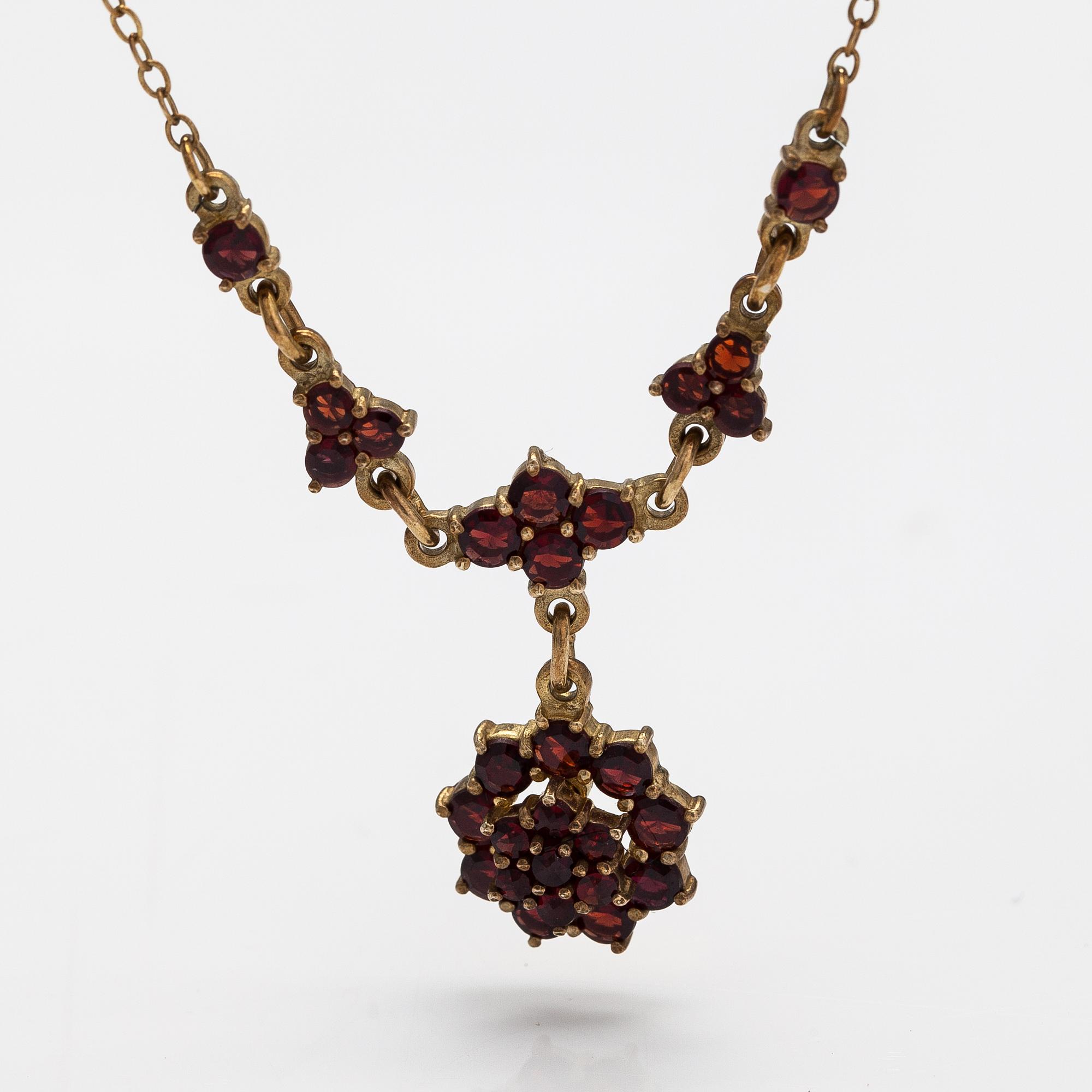 Ring, örhängen och halsband, förgyllt silver och granater.