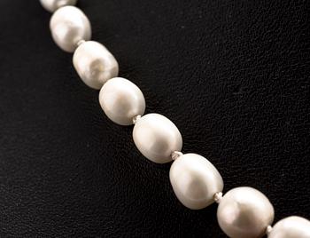 PÄRLCOLLIER, odlade pärlor med lås i 18 K vitguld med gammalslipade diamanter, ca 0.10 ct. 1900-talets första hälft.