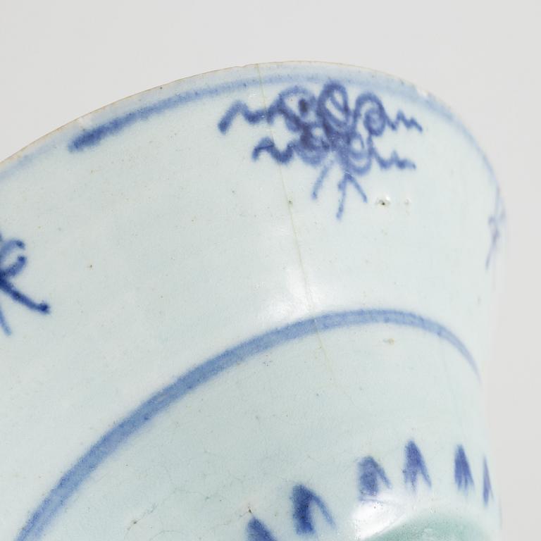 A group of five pieces of blue and white Chinese porcelain, Qing dynasty, 19th Century.
