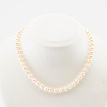 Ole Lynggaard, clasp in 18K white gold with a necklace of cultured pearls.