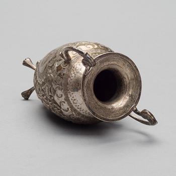 URNA / VAS, österländskt silver, finska kontrollstämplar 1969. Vikt 560 g.