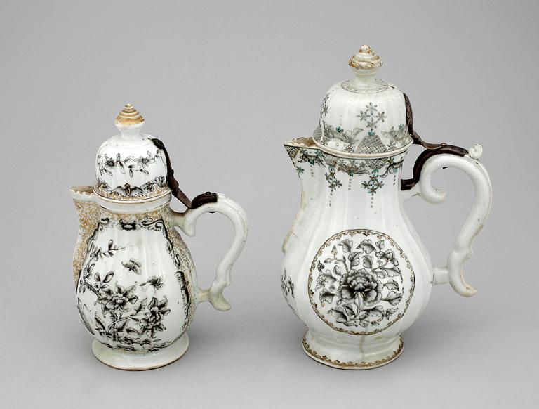 KAFFEKANNOR med LOCK, 2 st, kompaniporslin. Qing dynastin, Qianlong (1736-95).