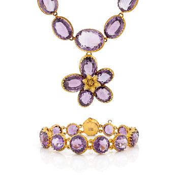 495. A necklace and a bracelet of gilded silver with faceted amethysts.