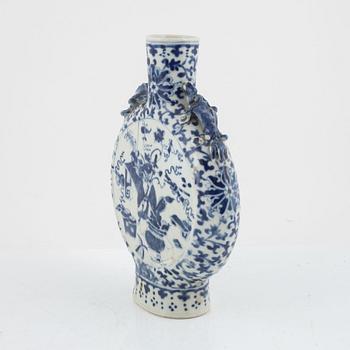 A Chinese blue and white moonflask, Qing dynasty, 19th century.