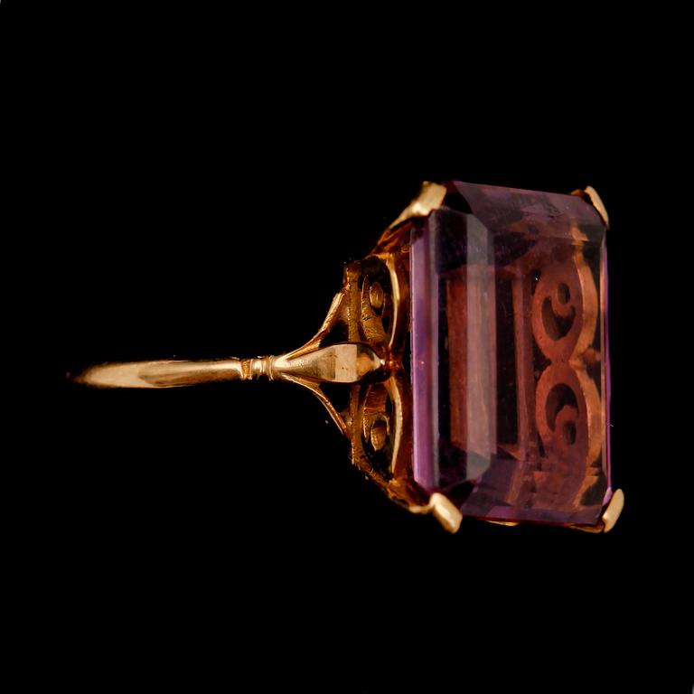 RING, 18 k, med fasetterad ametist.