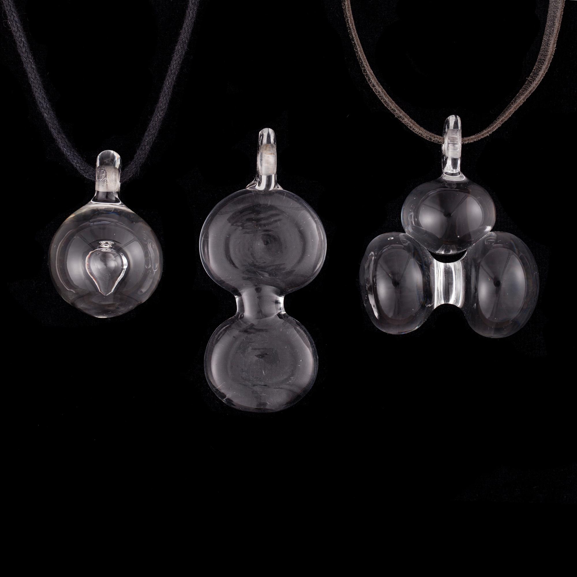 HÄNGEN, glas, Oiva Toikka. Läderrem.