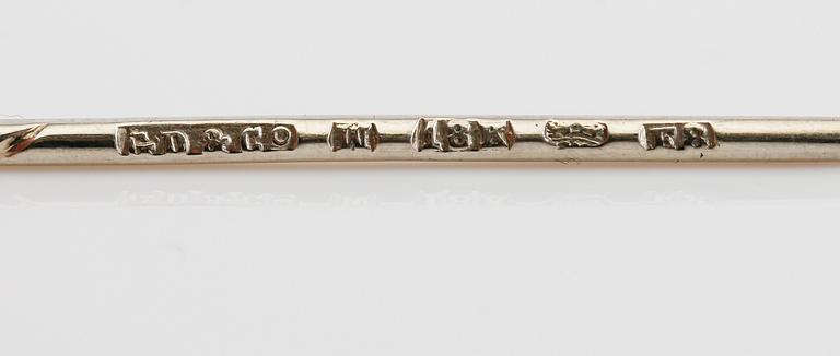 SLIPSNÅLAR, 2 st, 18K guld, med odlad pärla och diamant, svenska stämplar daterade 1920 och 1931. Total vikt ca 2 gram.