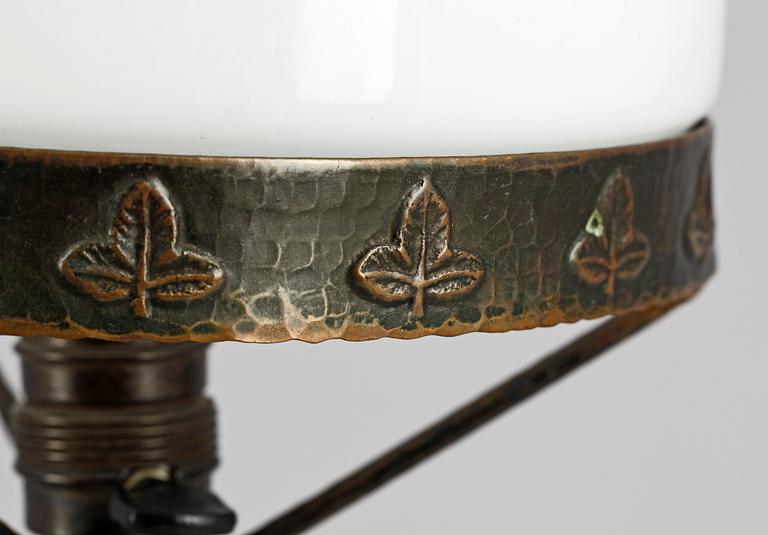 BORDSLAMPA, jugend, 1900-talets första hälft.