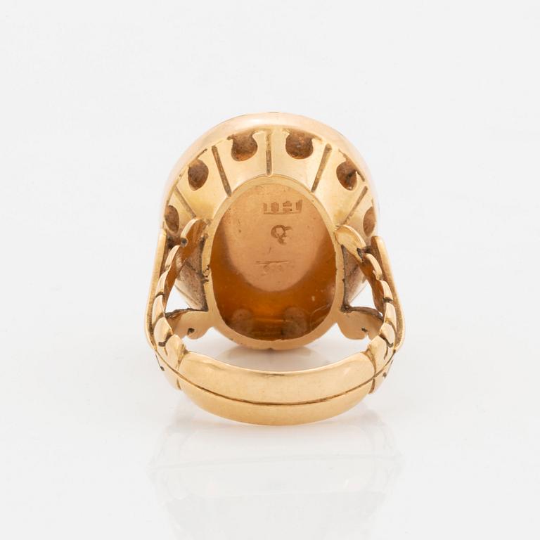 An 18K gold ring, 19th century.