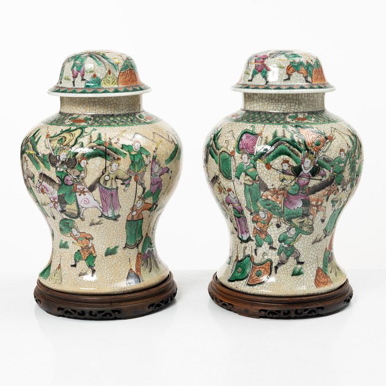 Urnor, ett par, Kina, Qingdynastis slut/omkring år 1900.