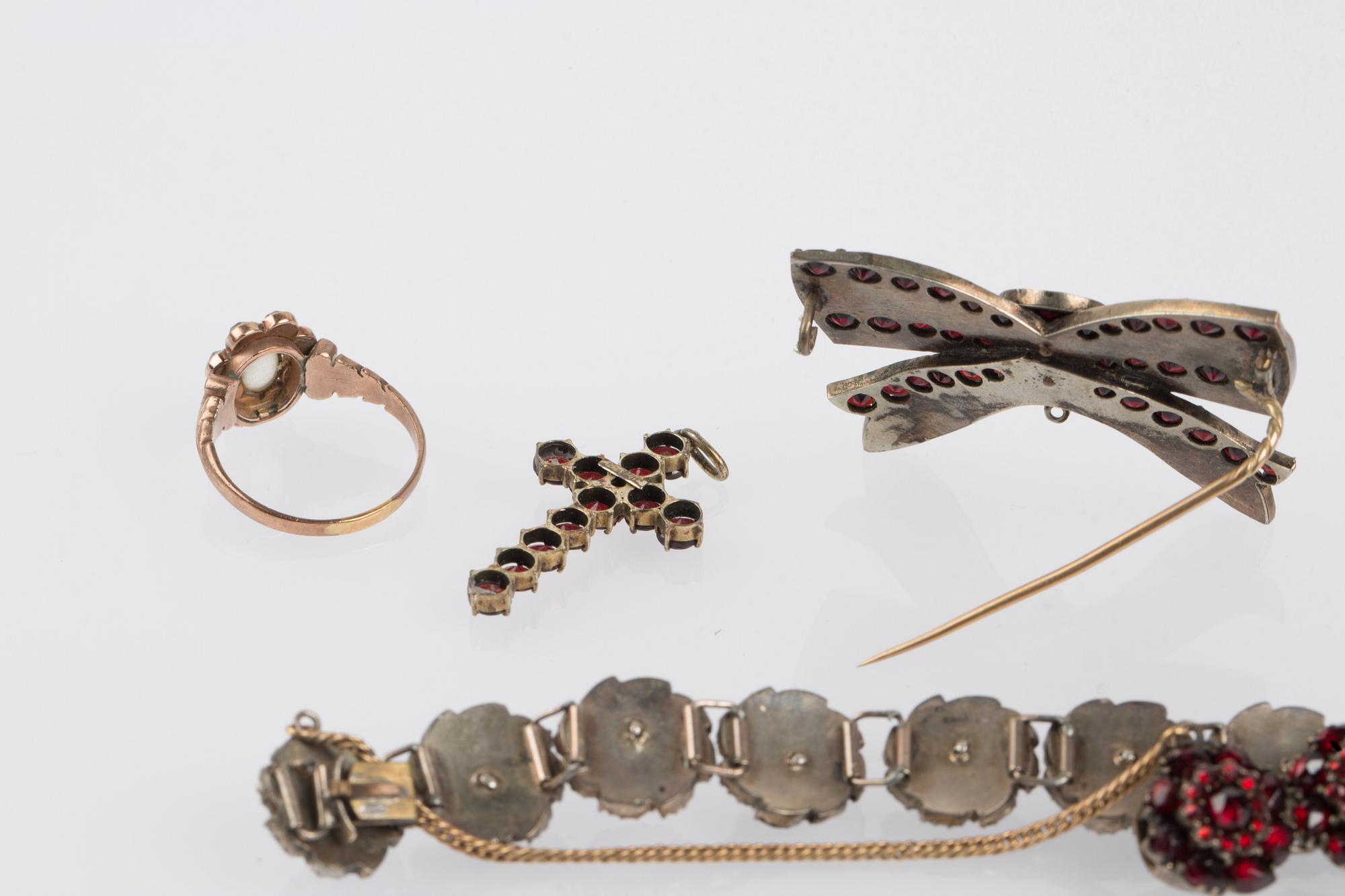 HÄNGE, BROSCH, ARMBAND samt RING, med fasetterade granater, troligen omkring sekelskiftet 1900.