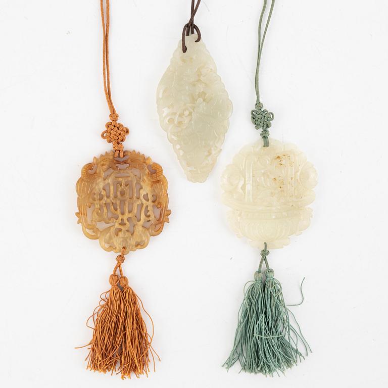 Amuletter, tre stycken, sten, Kina, troligen 1900-tal.