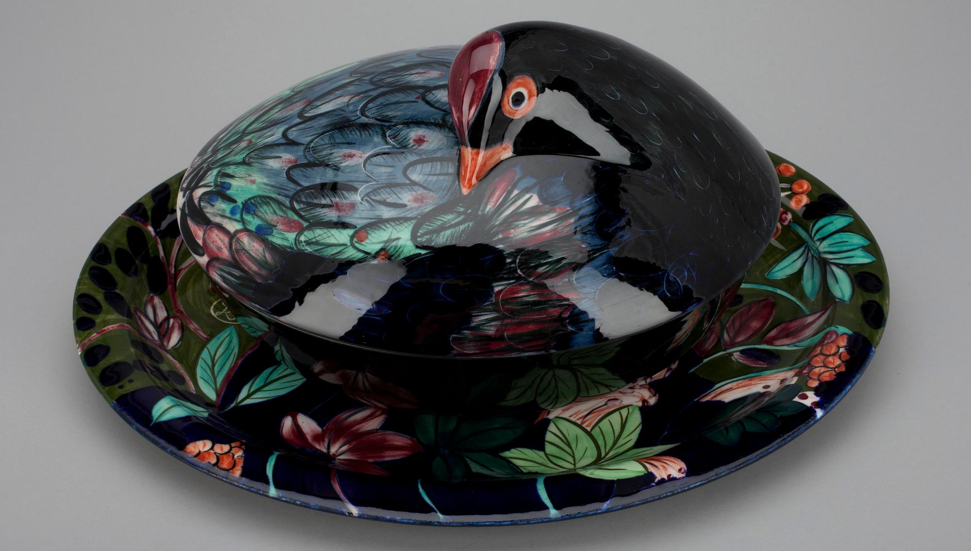 KAROTT samt SERVERINGSFAT, porslin, design Dorrit von Fieandt, signerade, Arabia Pro Arte 1988.