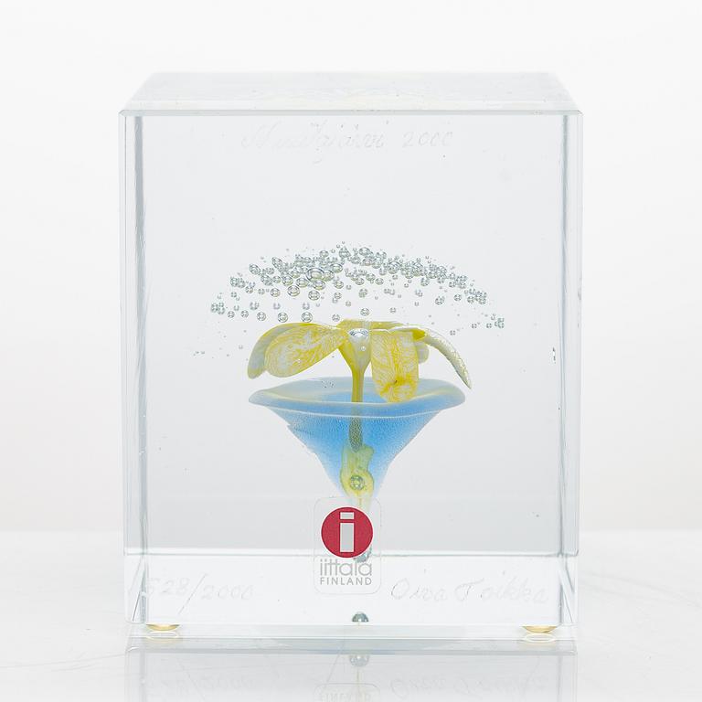 Oiva Toikka, annual glass cube 2000, signed Oiva Toikka Nuutajärvi 2000, 528/2000.