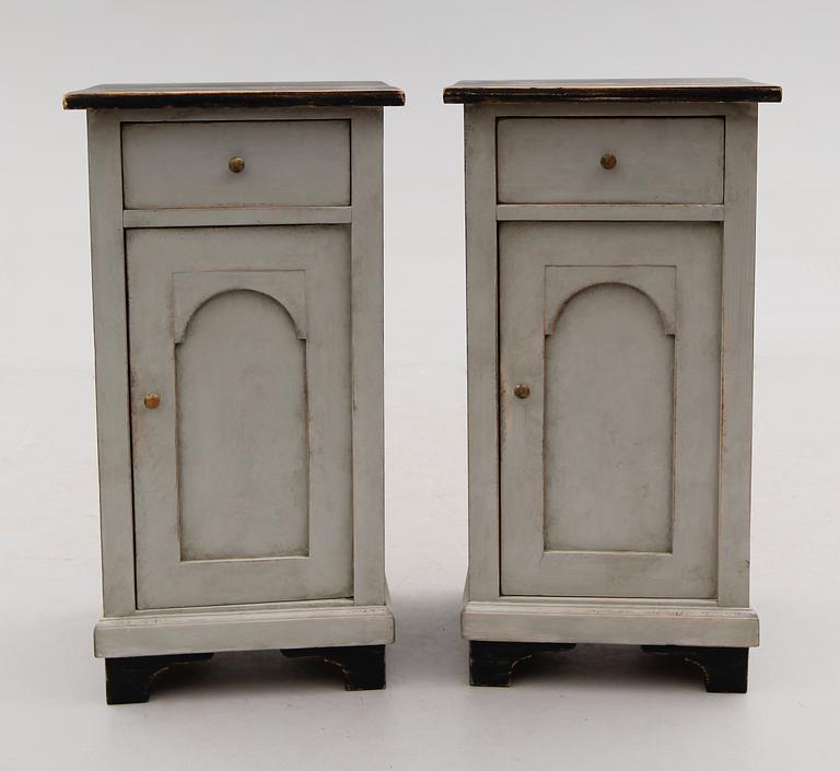 SÄNGBORD, 1 par, 1900-talets första hälft.