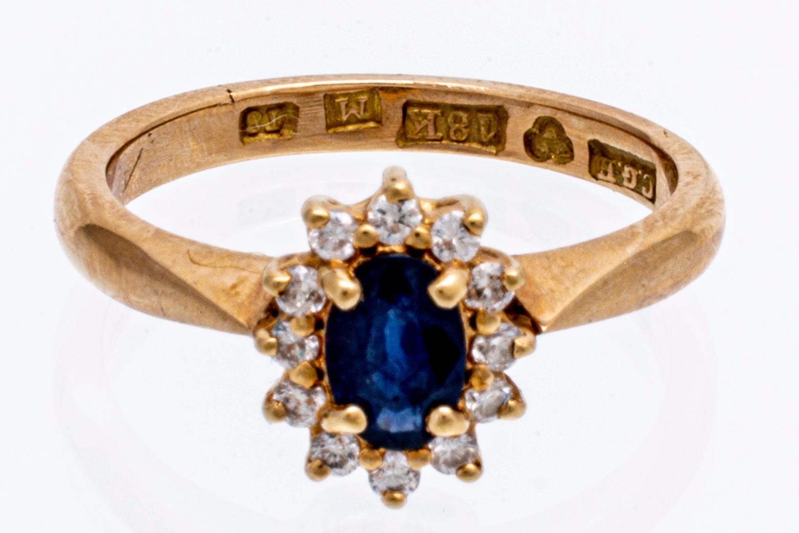 Ring 18K gold, 1 sapphire approx 6 x 4 mm, brilliant-cut diamonds approx 0,10 ct, size 54.