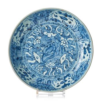 1084. A large blue and white dish, Ming dynasty (1368-1644).