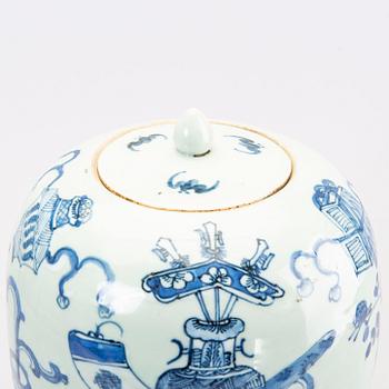 A Chinese Qing Dynasty around 1900 porcelain urn.