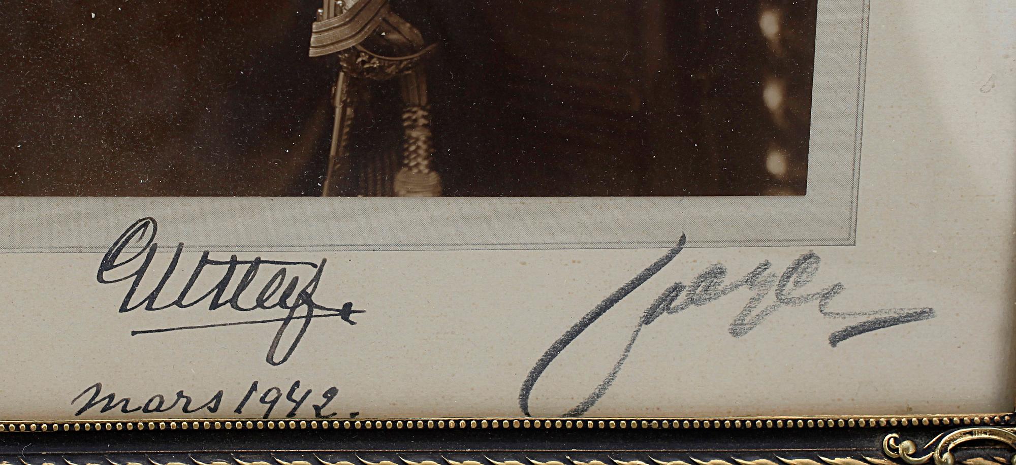 KUNGLIGT FOTOGRAFI, Jaeger, Kung Gustaf V av Sverige, egenhändigt sign o dat mars 1942.