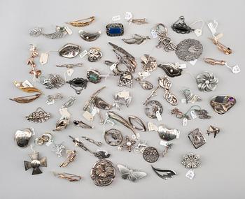 BROSCHER, mestadels silver, 1900-talets andra hälft. Total vikt ca 400 g.