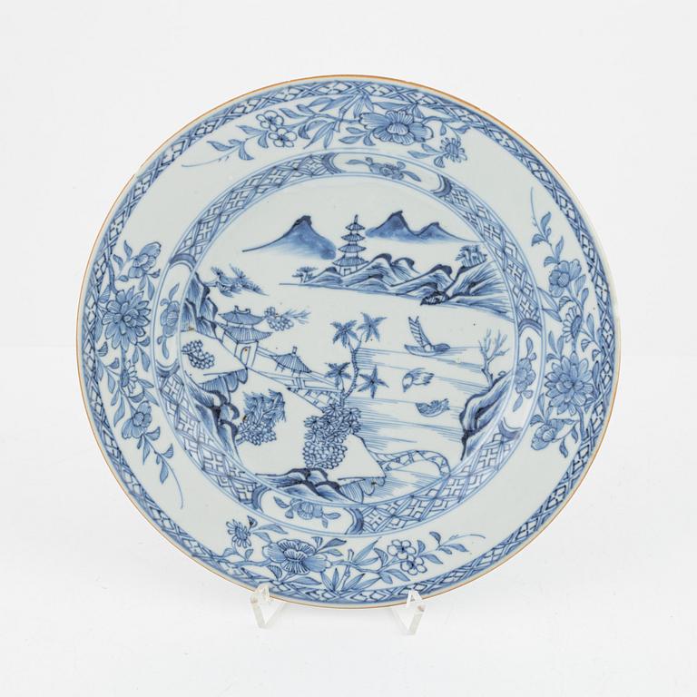 Servisdelar, porslin, 43 st, Kina, Qingdynastin, mestadels Qianlong (1735-95).