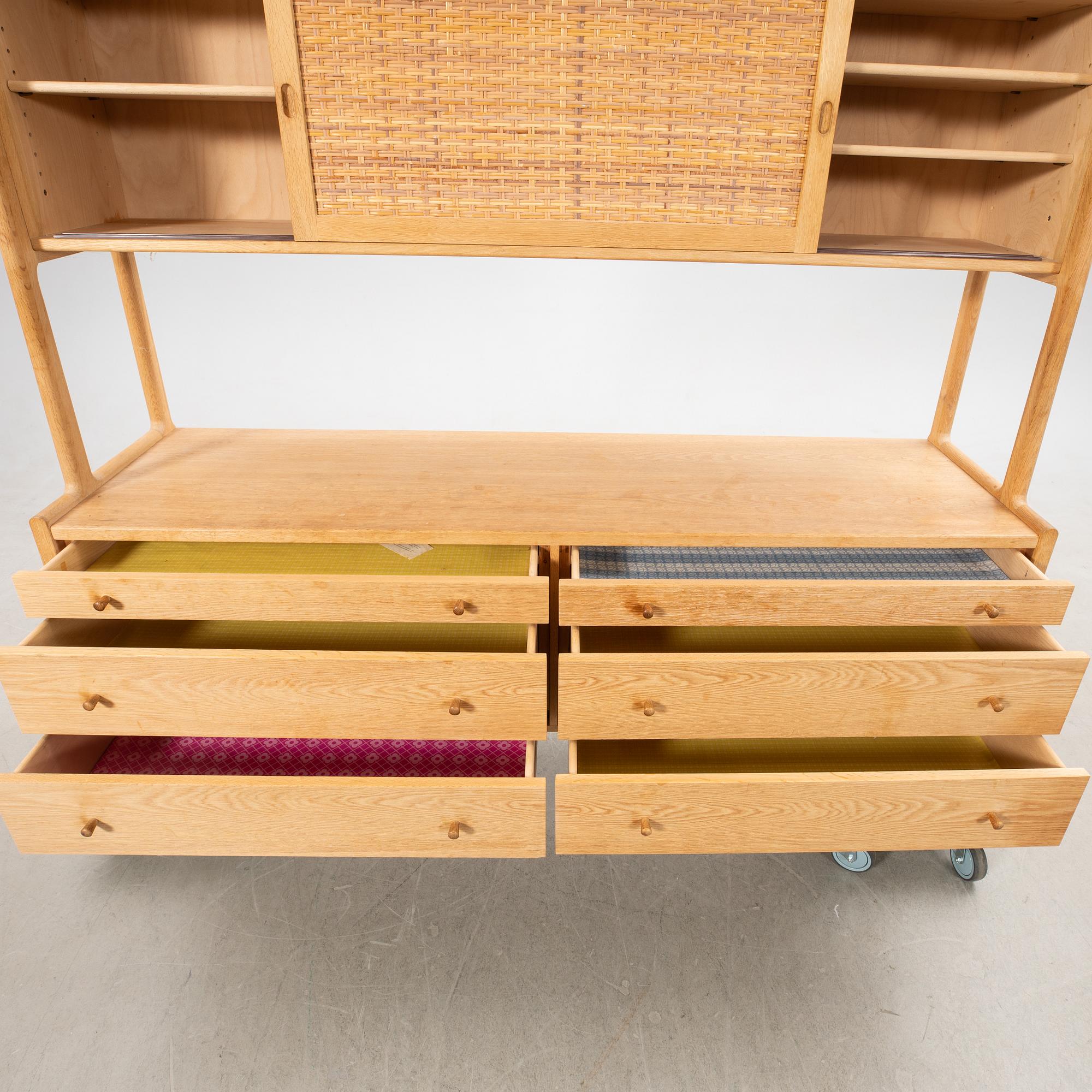 Hans J. Wegner, Skåp, "RY-20" för Ry Möbler, Danmark.