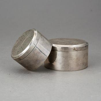 DOSOR, två st, silver, stämplade 1814 samt 1838. Vikt 160 g.