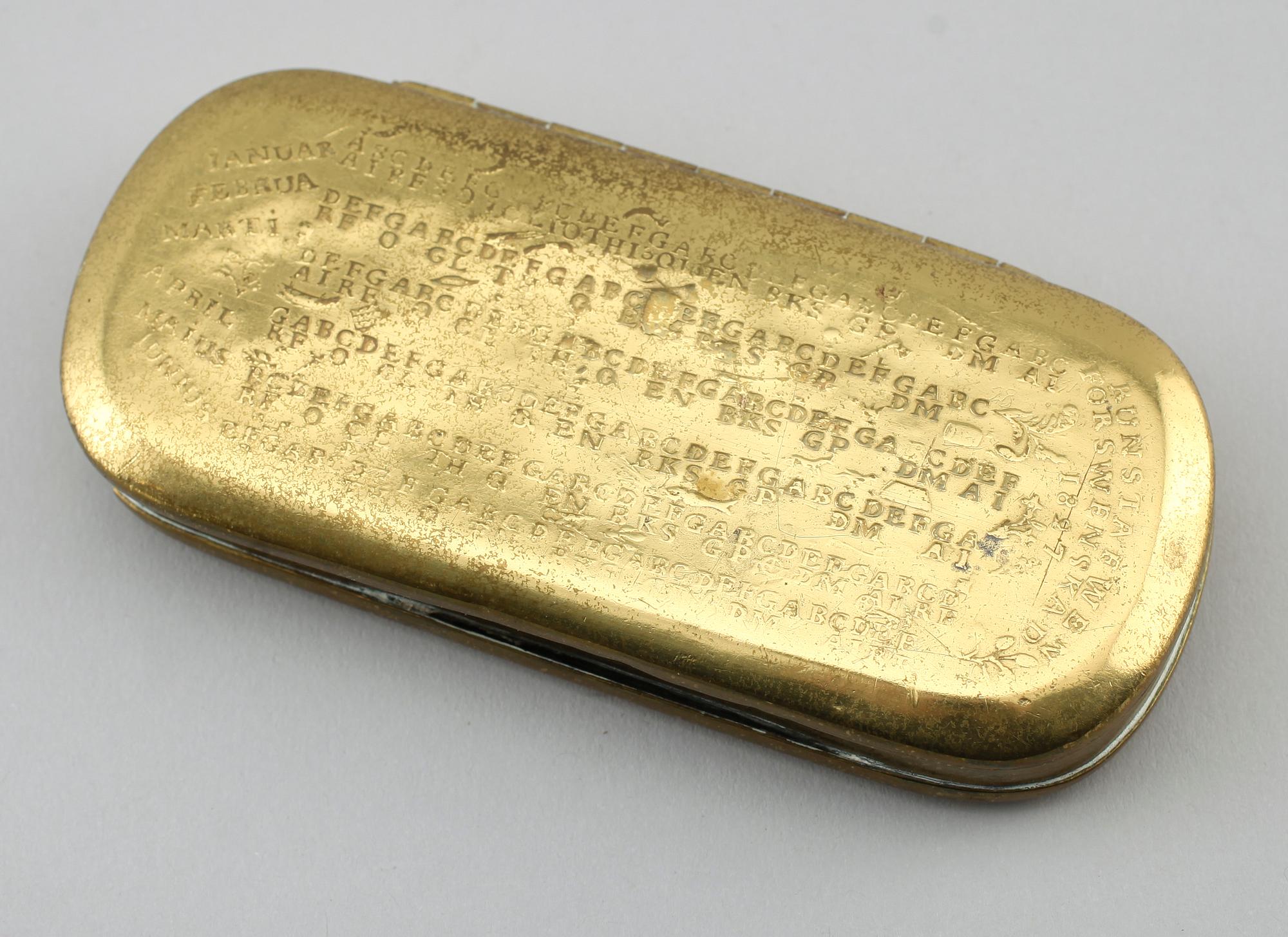 KALENDERDOSA, mässing, 1800-tal.