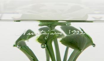 OIVA TOIKKA, an annual glass cube signed Oiva Toikka Nuutajärvi 1992, numbered 287/2000.