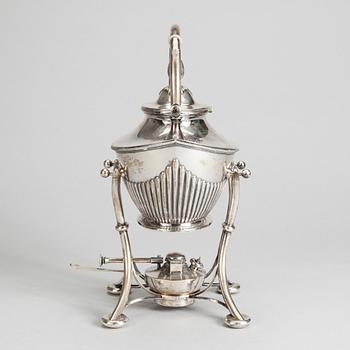 TEKANNA MED RECHAUD, silver, K. Andersson, Stockholm 1905. Vikt 1493 g.
