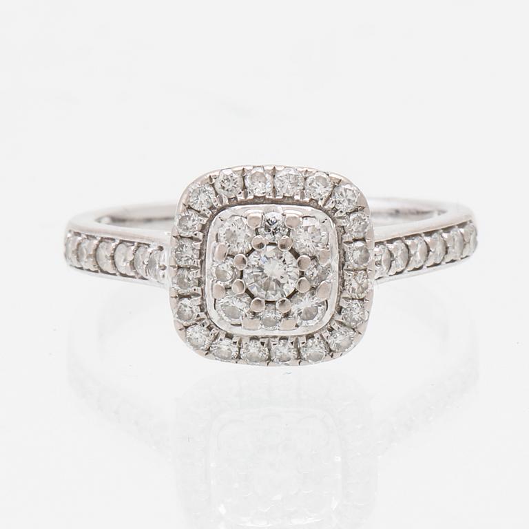 Ring 18K vitguld med runda briljantslipade diamanter.