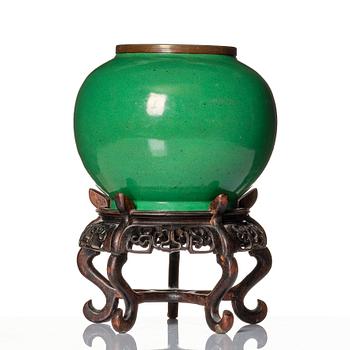 An apple green ge glazed jar, Qing dynasty, presumably 18th Century.