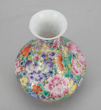 VAS, äggskalsporslin, Kina 1900-tal.