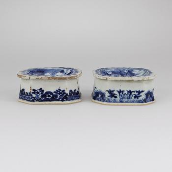 SALTKAR, 2 st, porslin, Kina 1700-tal.