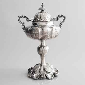 Gustav Möllenberg, uppsatsskål med lock, silver, Stockholm 1863.