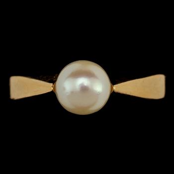 RINGAR, 2 st, varav en med odlad pärla, 1900-tal. Tot vikt 7 g.