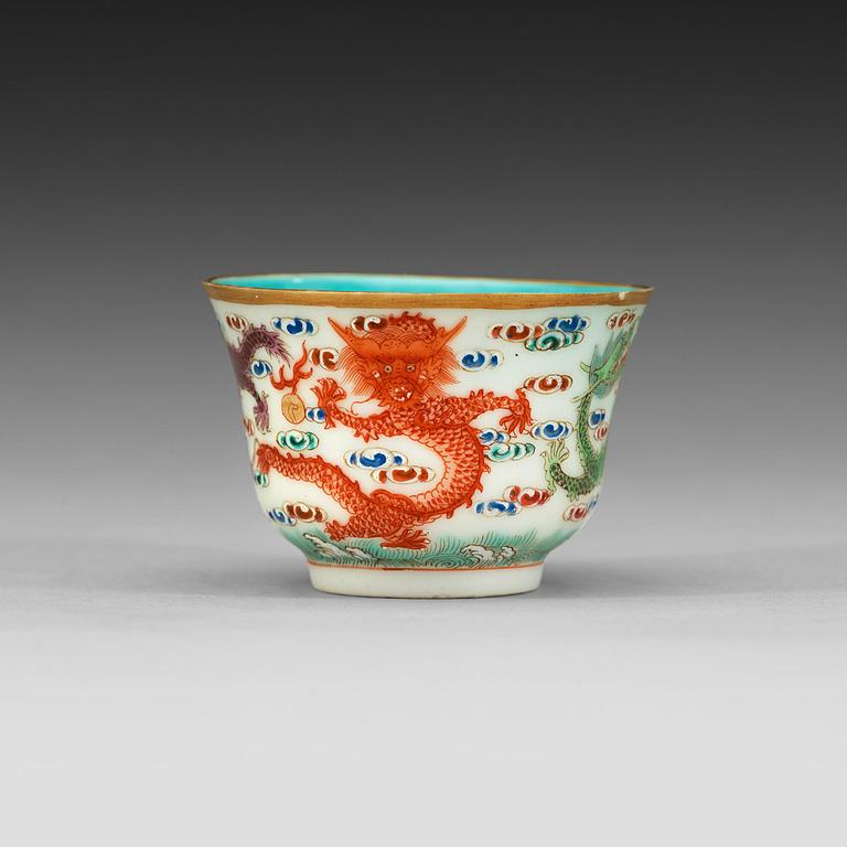 KOPP, porslin, Qingdynastin 1800-tal. Med Daoguangs sigillmärke.