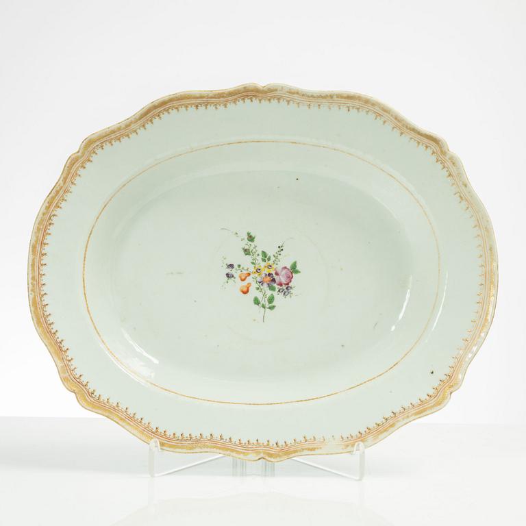 A famille rose serving dish, Qing dynasty, Qianlong (1736-95).