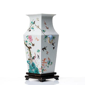 A famille rose vase, late Qing dynasty, circa 1900.