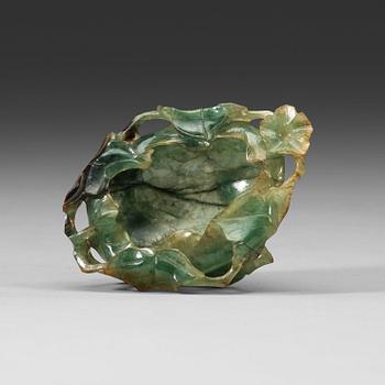 196. A carved nephrite brush washer, late Qing dynasty (1644-1912).