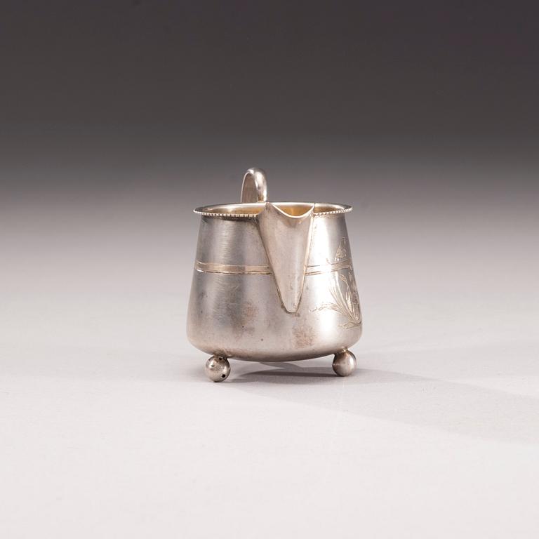 MJÖLKKANNA, silver, Ryssland ca 1900. Vikt 99 g.