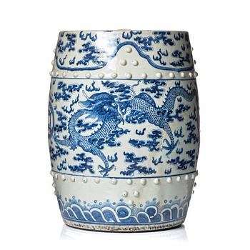 A blue and white four clawed dragon garden seat, Qing dynasty, 19th Century.