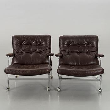 BRUNO MATHSSON, a pair of 'Karin' leather upholstered easy chairs.