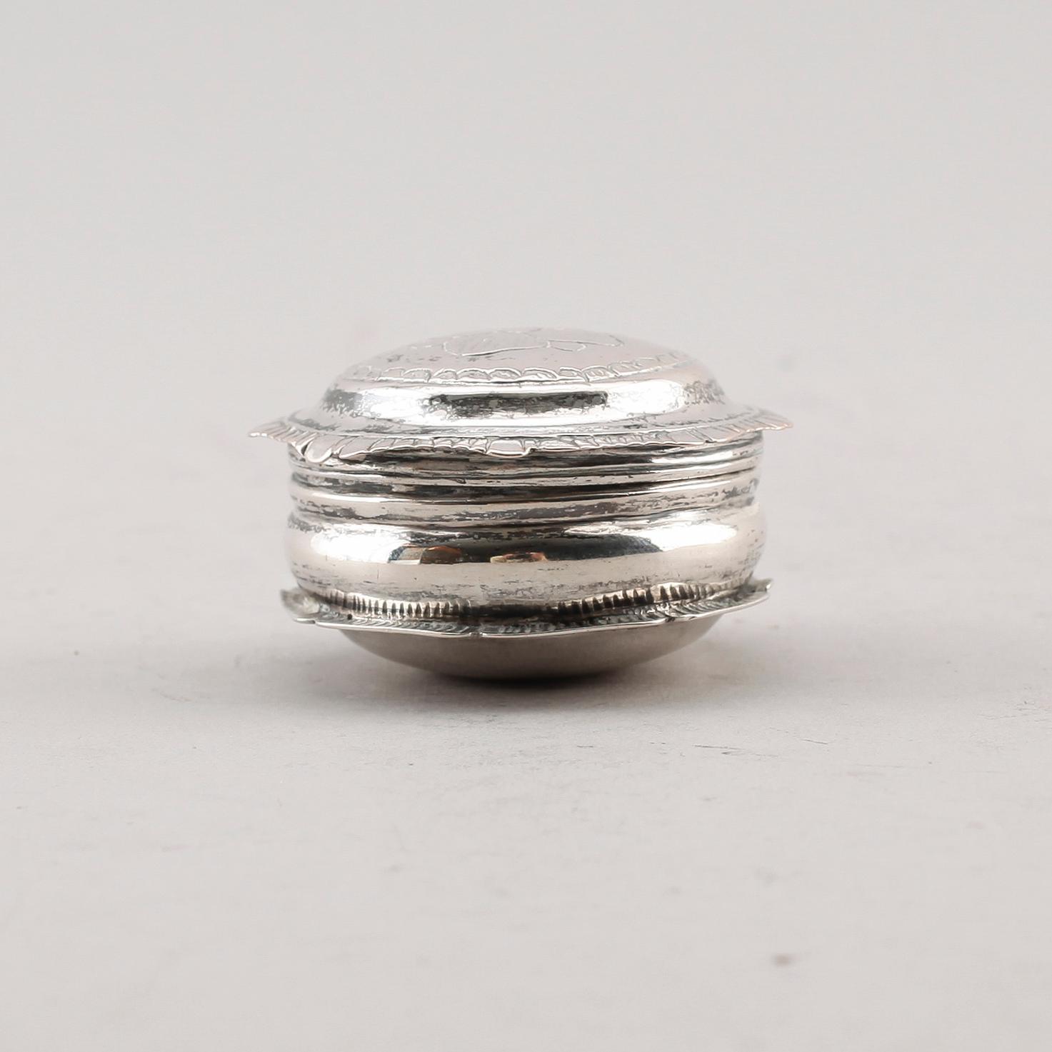 OBLATDOSA, silver, Abraham Holmgren, Strömstad 1857. Vikt ca 41 g.