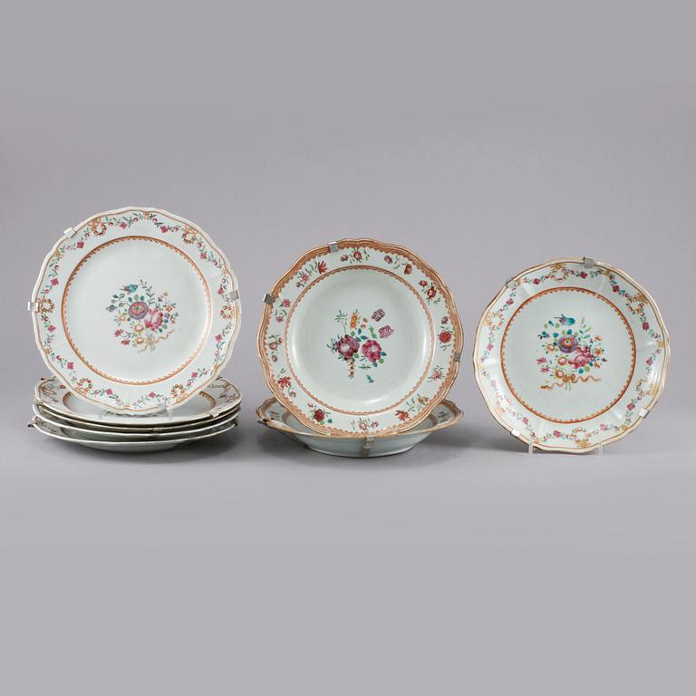 TALLRIKAR, 7 st, samt SKÅLFAT, porslin, Kina, 1700-tal.