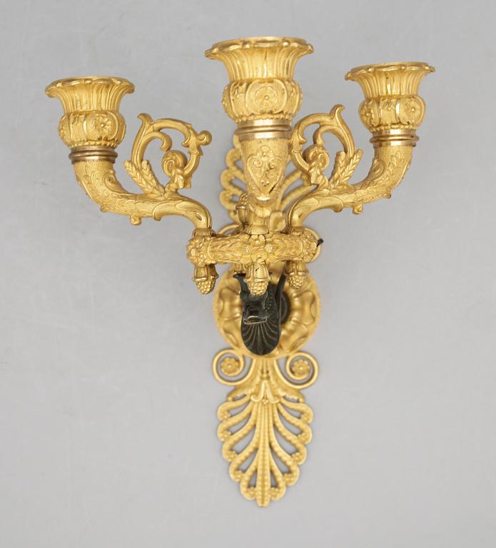 VÄGGAPPLIQUE, brännförgylld samt patinerad brons, empire, 1800-talets första hälft.