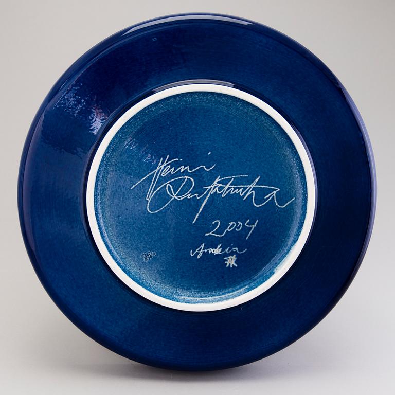 HEINI RIITAHUHTA, vati, posliinia, "Lintu ja mustikka", signeerattu Heini Riitahuhta 2004 Arabia.