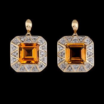ÖRHÄNGEN, 1 par, 14K guld, citriner och diamanter tot ca 0.22 ct. Vikt ca 5 g.